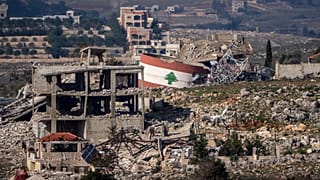 Meiss El-Jabal libanoni falu látképe a határ túloldaláról, Észak-Izraelből 2025. január 23-án