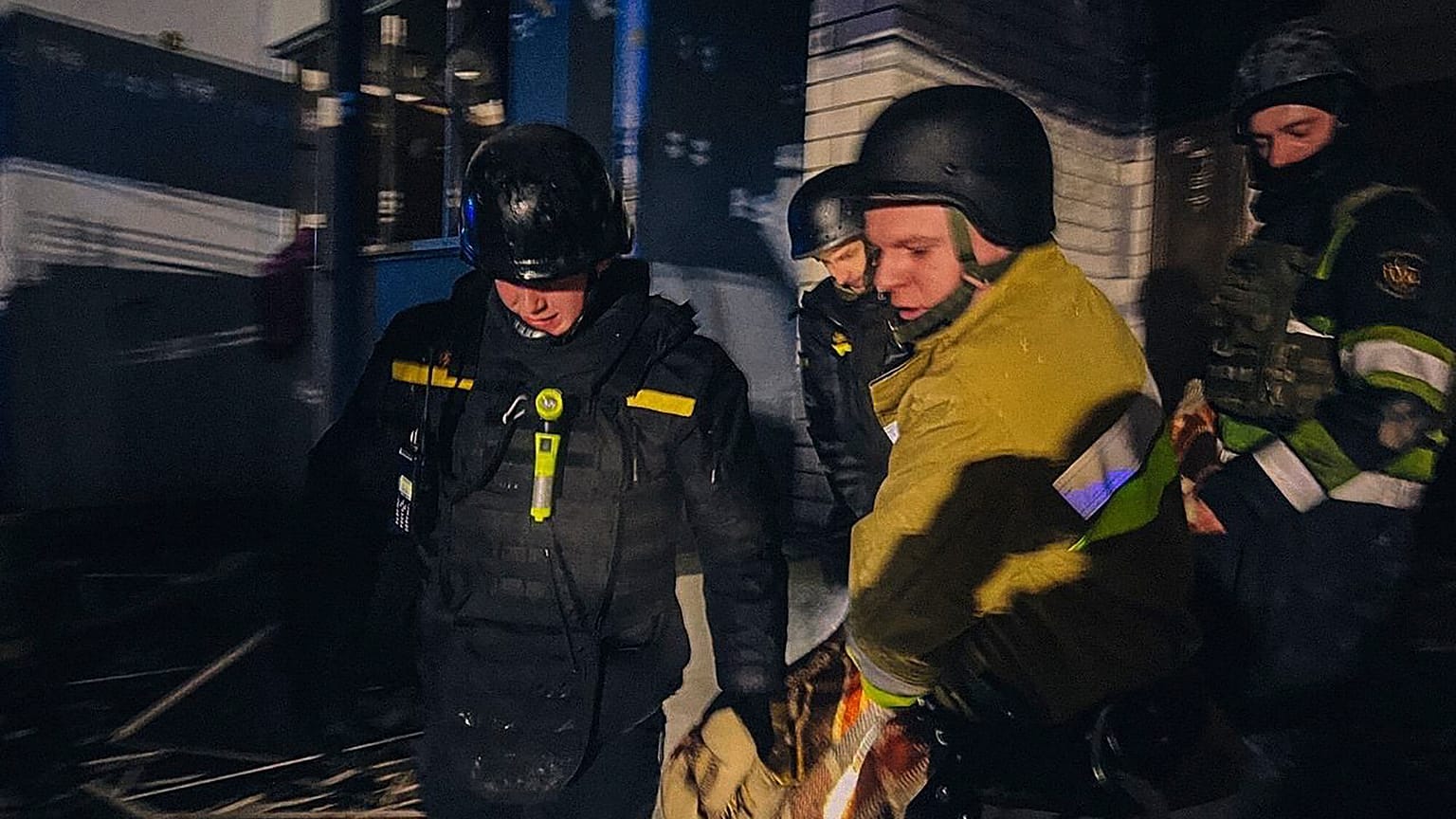 Rettungskräfte tragen die Leiche eines Anwohners nach einem russischen Drohnenangriff in der Region Kiew, Ukraine, Freitag, 24. Januar 2025.