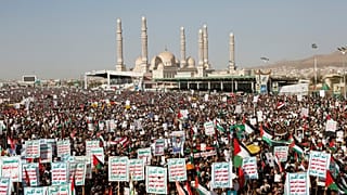 Houthi-Anhänger protestieren am Freitag, 12. Januar 2024, in Sanaa, Jemen, gegen die von den Vereinigten Staaten geführten Luftangriffe.