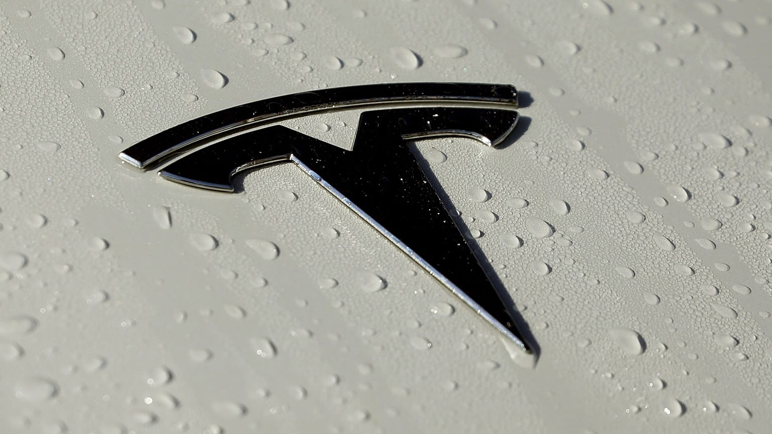 El logotipo del coche Tesla en el Salón del Automóvil de París, el 14 de octubre de 2024.