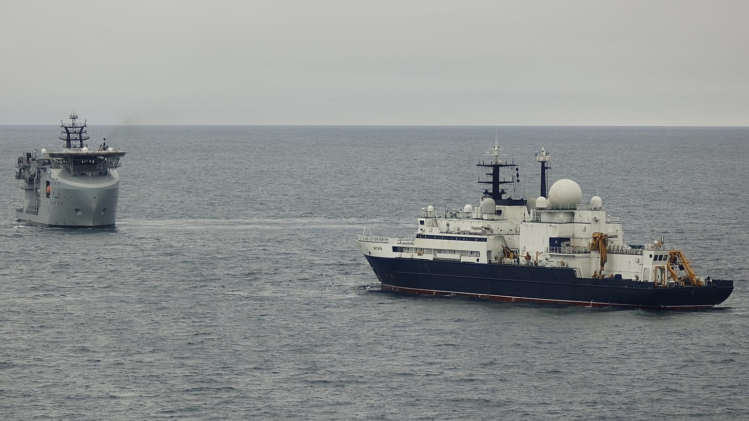 Sur cette photo fournie par le ministère britannique de la défense, un navire de la Royal Navy suit le navire russe Yantar dans la Manche.