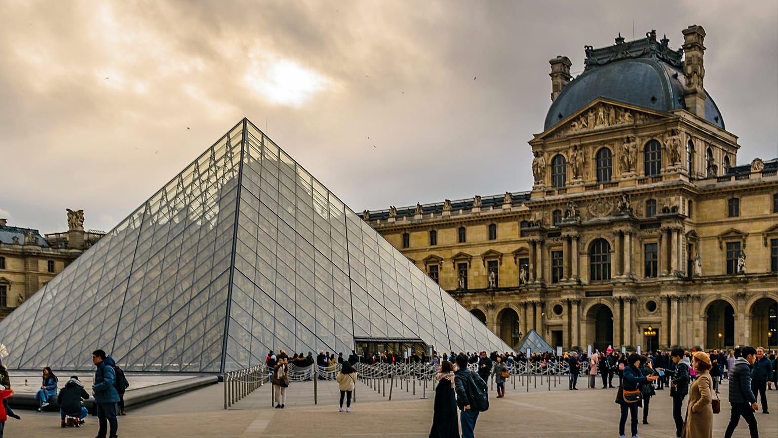 Gün batımında Louvre