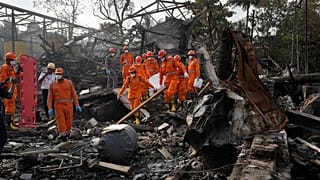 رجال الإنقاذ التابعون للقوة الوطنية للاستجابة للكوارث يحملون جثة شخص بعد انفجار وحريق في مصنع للكيماويات بالقرب من مومباي، الهند، الجمعة، 24 مايو/أيار 2024