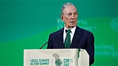 New York'un eski belediye başkanı Michael Bloomberg, COP28'deki bir oturumda konuşuyor.