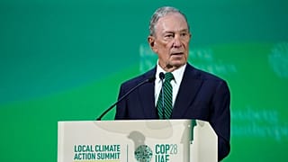 New York'un eski belediye başkanı Michael Bloomberg, COP28'deki bir oturumda konuşuyor.