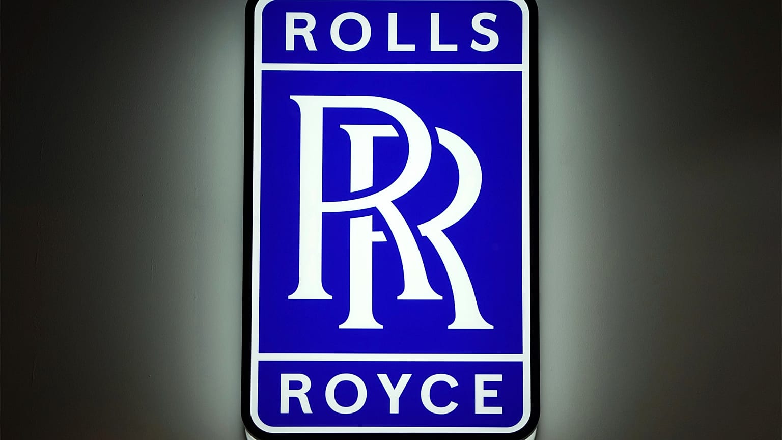 Rolls Royce şirketinin logosu, 20 Haziran 2022 Pazartesi günü Berlin yakınlarındaki Schoenefeld'de düzenlenen ILA Berlin Air Show sırasında görülüyor. 
