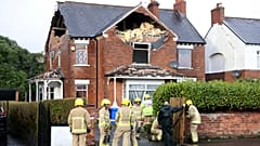 Feuerwehrleute sichern ein Haus, das durch die Winde des Sturms Eowyn in Belfast, Nordirland, beschädigt wurde, 24.01.2025