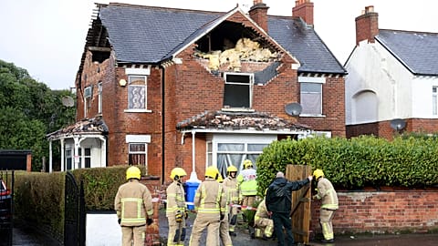 Les pompiers sécurisent une maison endommagée par les vents de la tempête Eowyn qui a frappé le pays à Belfast, en Irlande du Nord, le 24.01.2025