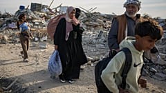 أفراد من عائلة أبو شيبان يعودون إلى منزلهم في رفح، بعد أيام من اتفاق وقف إطلاق النار، جنوب قطاع غزة، الثلاثاء، 21 يناير/كانون الثاني 2025