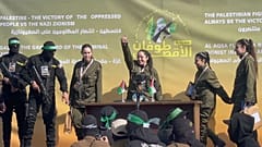 La première photo des quatre otages israéliennes juste avant d'être remises par le Hamas à la Croix-Rouge.