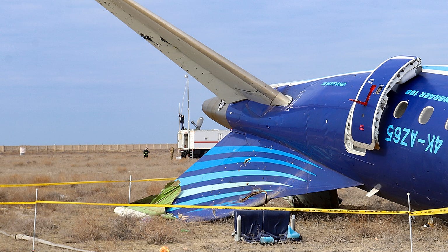 Обломки самолета Embraer 190 авиакомпании "Азербайджанские авиалинии" на земле недалеко от аэропорта Актау, Казахстан, 25 декабря 2024 года