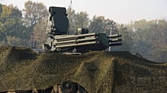Das russische Luftabwehrsystem Pantsir S wird während gemeinsamer Luftabwehrübungen auf dem Militärflughafen Batajnica in der Nähe von Belgrad, Serbien, gezeigt.