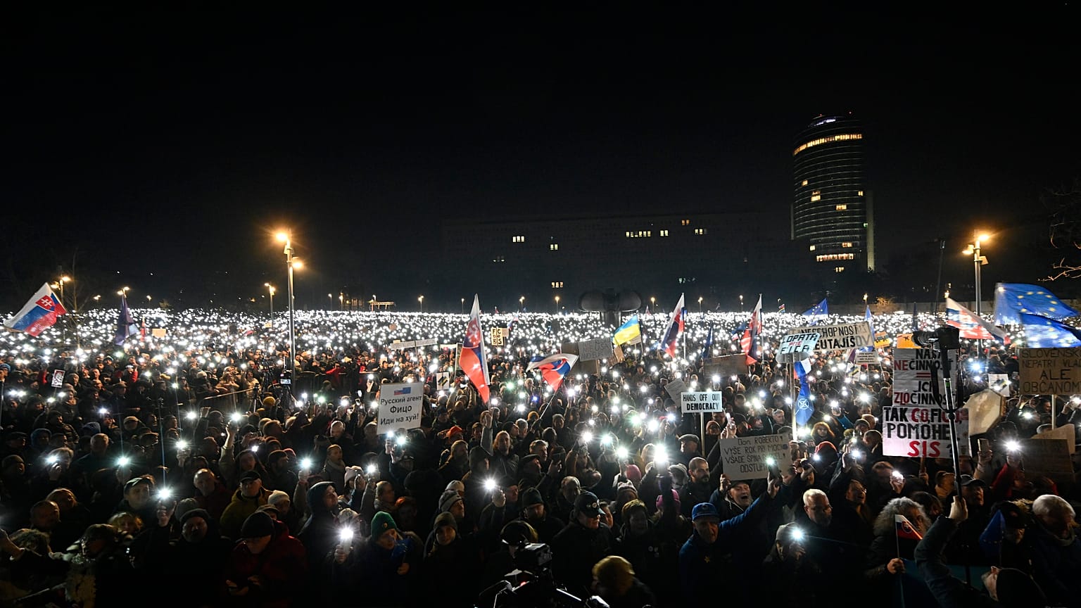 La gente enciende sus teléfonos mientras miles de personas se reúnen para oponerse a las políticas del primer ministro populista Robert Fico en Bratislava, 24 de enero de 2025.