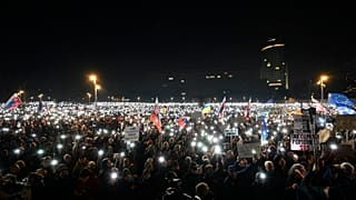 Pessoas acendem os telemóveis enquanto milhares se reúnem para se oporem às políticas do primeiro-ministro populista Robert Fico em Bratislava, 24 de janeiro de 2025