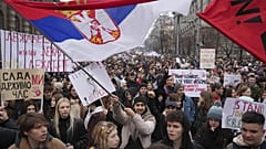 Universitätsstudenten schließen sich nach mehr als zweimonatigen Protesten wegen des Einsturzes einer Betonüberdachung am Bahnhof von Novi Sad einem Aufruf zum Generalstreik an, 24. Januar 2025