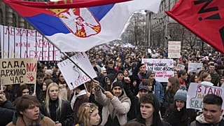 Студенты университета присоединяются к призывам к всеобщей забастовке после более чем двухмесячных акций протеста из-за обрушения бетонного навеса на железнодорожной станции Нови-Сад, 24 января 2025 г.
