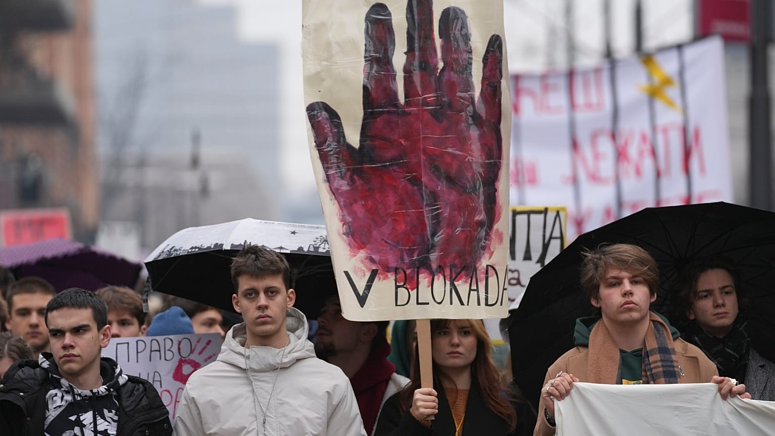 Üniversite öğrencileri, Novi Sad tren istasyonundaki beton kanopinin çökmesi üzerine iki ayı aşkın süredir devam eden protestoların ardından genel grev çağrılarına katıldı