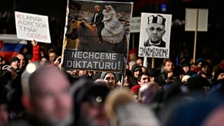 Protesty na Słowacji przeciwko polityce zagranicznej premiera Roberta Fico.