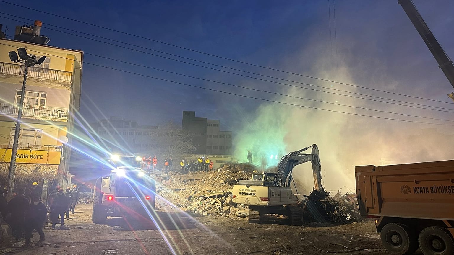 Konya'da dört katlı bina çöktü.
