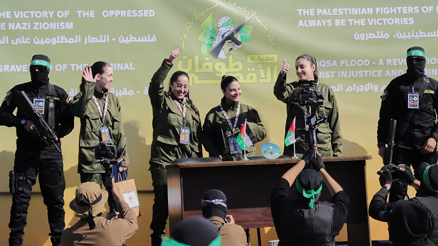 المجندات الأسيرات الأربع لحظة إفراج كتائب القسام عنهن في ميدان فلسطيني بمدينة غزة ضمن اتافق وقف النار. 25/01/2025