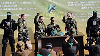 المجندات الأسيرات الأربع لحظة إفراج كتائب القسام عنهن في ميدان فلسطيني بمدينة غزة ضمن اتافق وقف النار. 25/01/2025