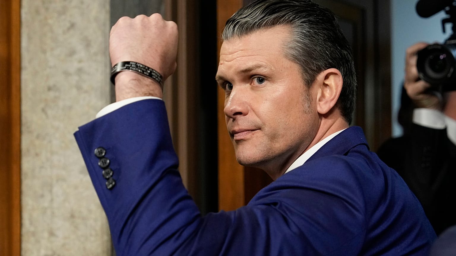 Pete Hegseth, 14 Ocak 2025, Salı günü Washington'daki Kongre Binası'nda Senato Silahlı Hizmetler Komitesi önündeki onay duruşmasını tamamlarken.