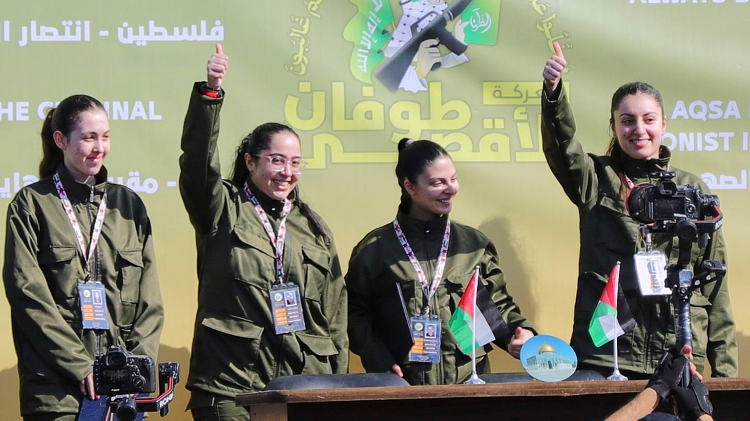 Mulheres israelitas reféns acenam antes de serem entregues à Cruz Vermelha na Cidade de Gaza, sábado, 25 de janeiro de 2025.