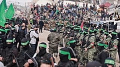 مقاتلو حماس ينتشرون في وسط مدينة غزة قبل إطلاق سراح 4 أسيرات إسرائيليات وتسليمهن إلى الصليب الأحمر، يوم السبت، 25 يناير، 2025. 