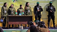 المجندات الإسرائيليات نعمة ليفي ودانييلا جلبوع وكارينا عريف وليري الباغ  قبل تسليمهن للصليب الأحمر في مدينة غزة، السبت 25 يناير/كانون الثاني 2025