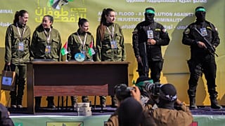 المجندات الإسرائيليات نعمة ليفي ودانييلا جلبوع وكارينا عريف وليري الباغ  قبل تسليمهن للصليب الأحمر في مدينة غزة، السبت 25 يناير/كانون الثاني 2025