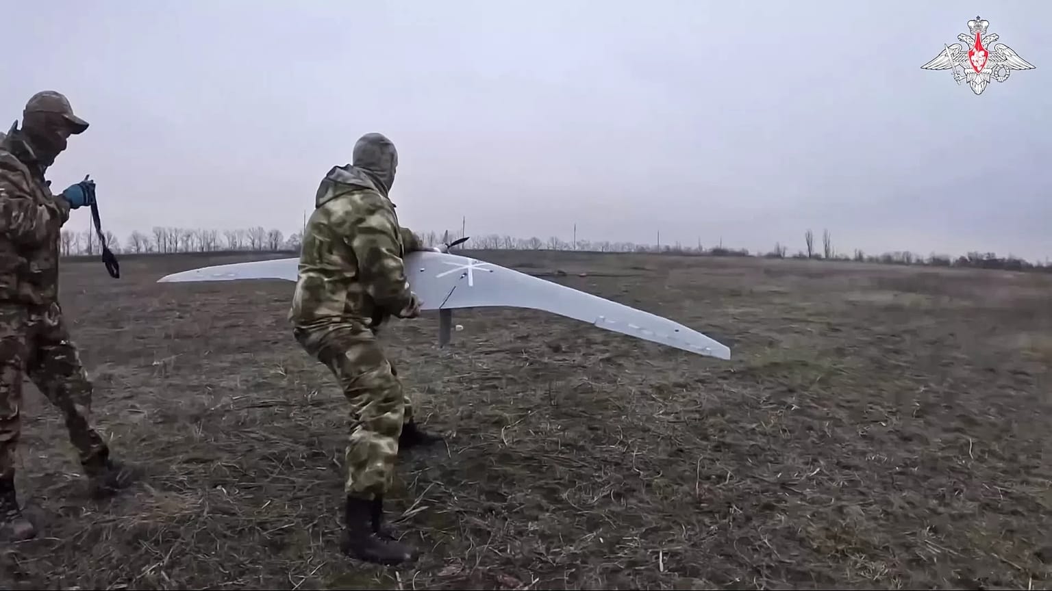 Soldado ruso lanzando drone