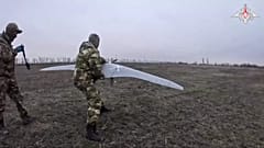Soldado ruso lanzando drone