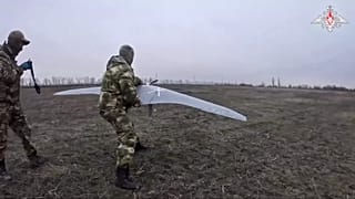 Soldado ruso lanzando drone