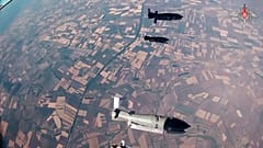 российский военный самолет сбрасывает планирующие бомбы для удара по украинским позициям в неизвестном месте на Украине.