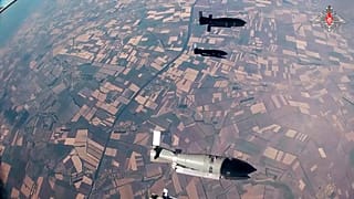 российский военный самолет сбрасывает планирующие бомбы для удара по украинским позициям в неизвестном месте на Украине.
