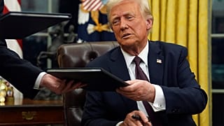 Trump átadja aláírt elnöki rendeletét az Usa kilépéséről a párizsi klímamegállapodásból