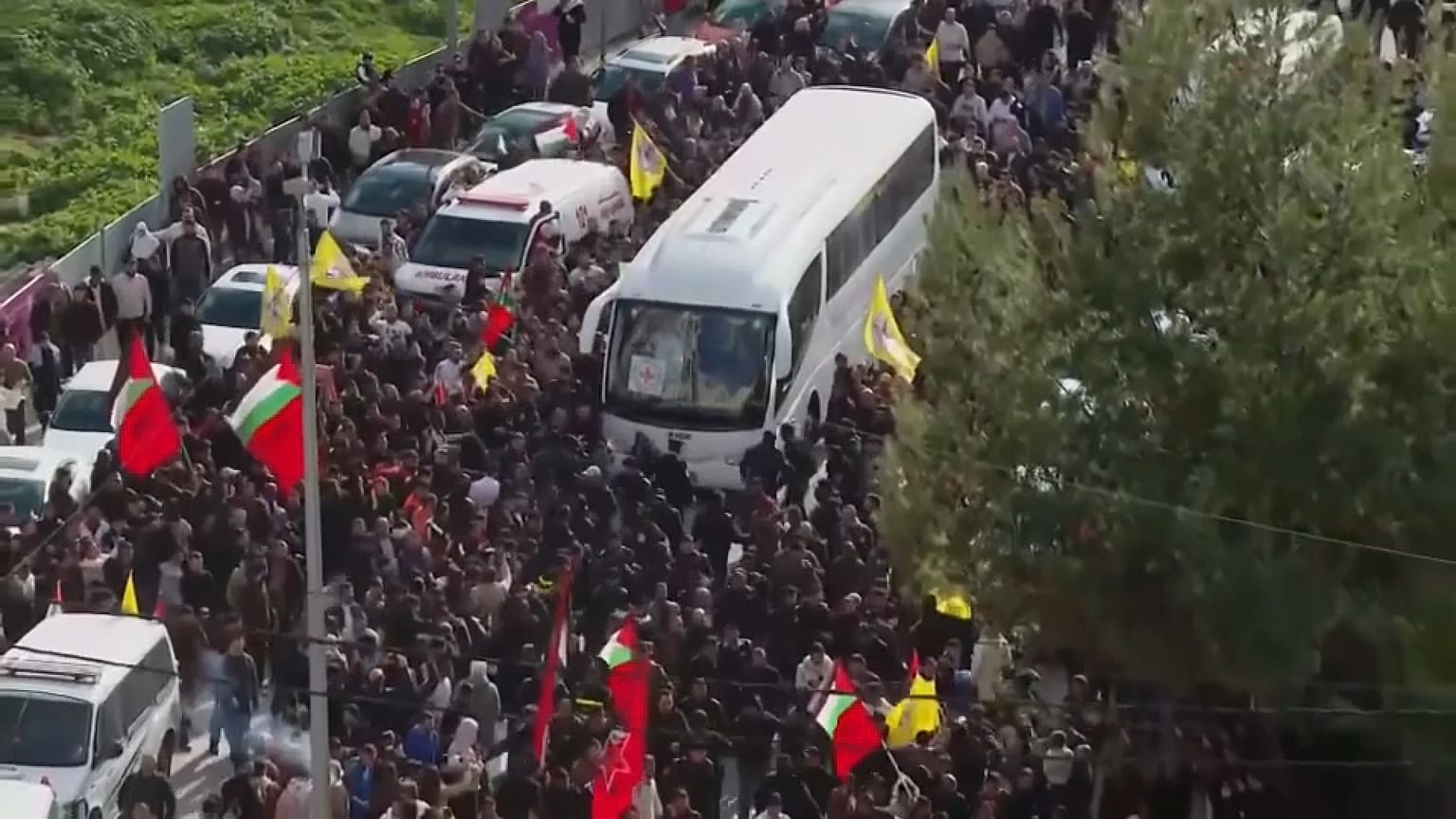 حشود جماهيرية في رام الله تحتفل بعودة الأسرى المحررين ضمن صفقة التبادل بين إسرائيل وحماس