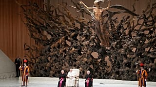 Papa Francis, 25 Ocak 2025, Cumartesi günü Vatikan'daki Paul VI Salonu'nda düzenlenen halka açık tören sırasında medya temsilcileriyle bir araya geldi.