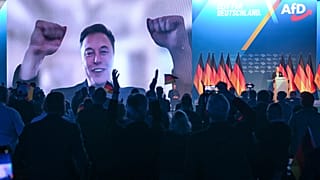 Elon Musk est montré pendant une liaison vidéo en direct lors d'un événement de l'AfD à Halle, en Allemagne, le 25 janvier 2025.