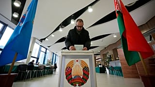 Un hombre deposita su voto en un colegio electoral de Minsk durante la votación anticipada de las elecciones presidenciales, 25 de enero de 2025.