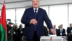 Um homem vota numa assembleia de voto em Minsk durante a votação antecipada das eleições presidenciais, 25 de janeiro de 2025