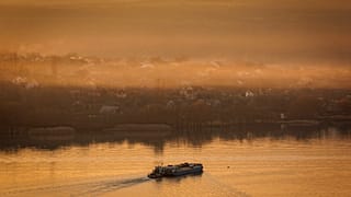Un ferry navigue sur la rive gauche du Dniestr, la frontière entre la Moldavie et la Transnistrie, vue de Moldavie, 8 janvier 2025.