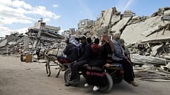 نازحون فلسطينيون يعودون إلى رفح في قطاع غزة، يوم الاثنين 20 يناير 2025