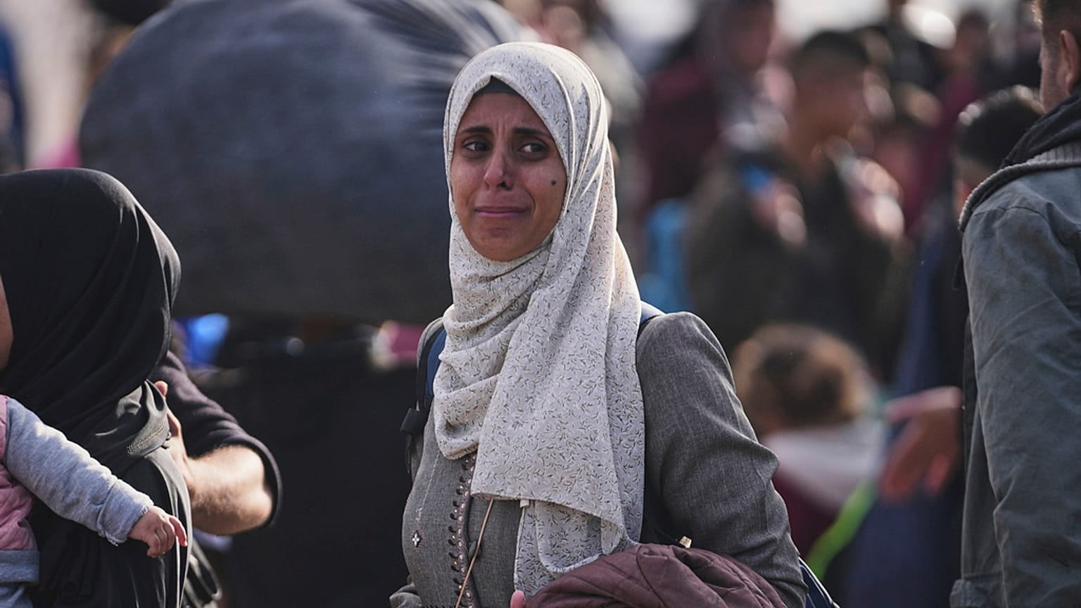 Filistinliler, 25 Ocak 2025 Cumartesi günü, İsrail ordusunun Filistinlileri Gazze'nin kuzeyine geri dönmemeleri konusunda uyardığı sırada, eşyalarının başında bekliyor.