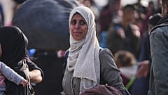 Filistinliler, 25 Ocak 2025 Cumartesi günü, İsrail ordusunun Filistinlileri Gazze'nin kuzeyine geri dönmemeleri konusunda uyardığı sırada, eşyalarının başında bekliyor.