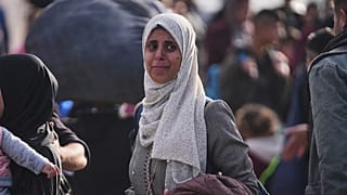 Filistinliler, 25 Ocak 2025 Cumartesi günü, İsrail ordusunun Filistinlileri Gazze'nin kuzeyine geri dönmemeleri konusunda uyardığı sırada, eşyalarının başında bekliyor.