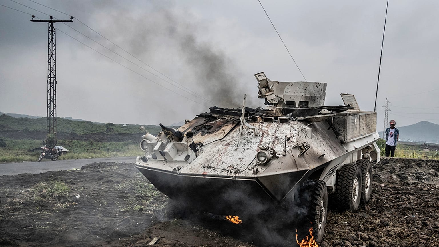  Un véhicule blindé de transport de troupes de l'ONU brûle lors d'affrontements avec les rebelles du M23 à l'extérieur de Goma, en République démocratique du Congo, samedi 25 janvier 2025. (AP Photo/Moses Sawasawa)