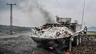  Бронетранспортер ООН горит во время столкновений с повстанцами M23 в окрестностях Гомы, Демократическая Республика Конго, суббота, 25 января 2025 года. (AP Photo/Moses Sawasawa)