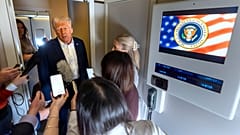 Präsident Donald Trump spricht zu Reportern an Bord der Air Force One auf seinem Flug von Las Vegas nach Miami am Samstag, 25. Januar 2025. (AP Photo/Mark Schiefelbein)