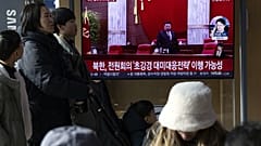 Észak-koreai rakétakísérletről szóló tudósítást néznek utasok a szöuli vasúti pályaudvar tévéképernyőjén 2025. január 6-án – képünk illusztráció